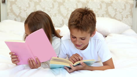 -Kinder-Lesen-Ein-Buch-Auf-Dem-Bett