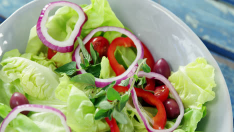 Fresh-salad-in-bowl