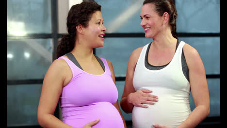 Schwangere-Frauen-Die-Im-Fitnessstudio-Chatten