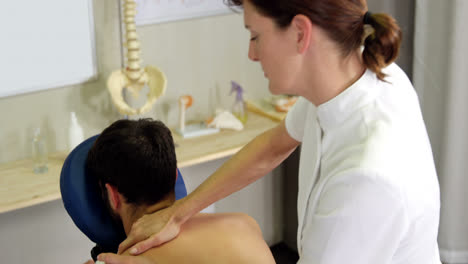 Physiotherapeutin-Gibt-Einem-Patienten-Eine-Rückenmassage