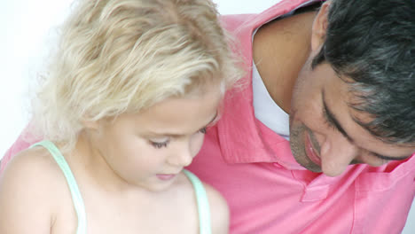 Vater-Und-Kleines-Mädchen-Machen-Gemeinsam-Hausaufgaben