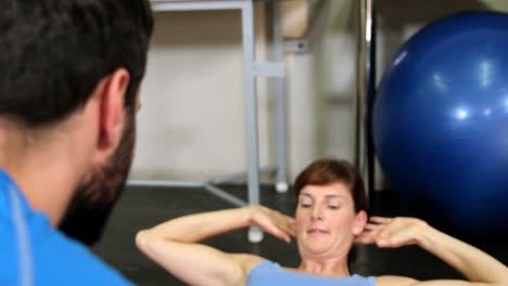 Männlicher-Physiotherapeut-Unterstützt-Eine-Patientin-Beim-Training