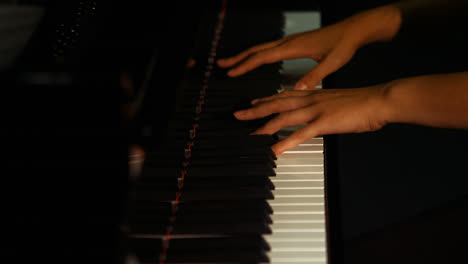 Frau-Spielt-Klavier