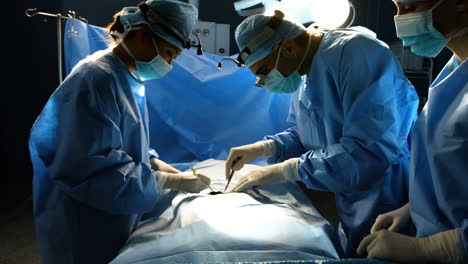 Surgeons-performing-operation-in-operation-room