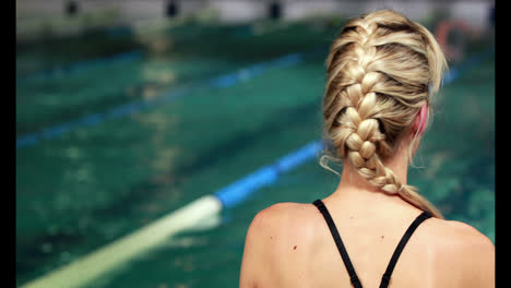 Fit-blonde-in-the-swimming-pool