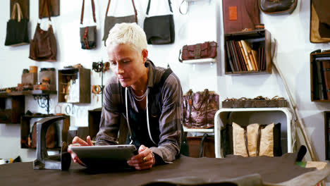 Craftswoman-using-digital-tablet