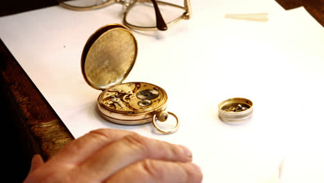 Hände-Eines-Uhrmachers-Reparieren-Eine-Taschenuhr