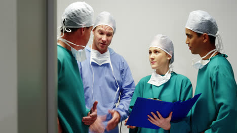 Surgeons-interacting-with-each-other-in-operation-room