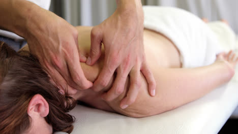 Physiotherapeut-Gibt-Einer-Frau-Eine-Rückenmassage