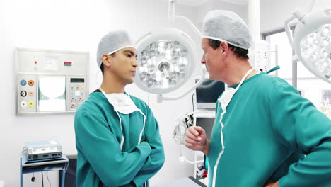 Cirujanos-Masculinos-Interactuando-Entre-Sí-En-El-Quirófano