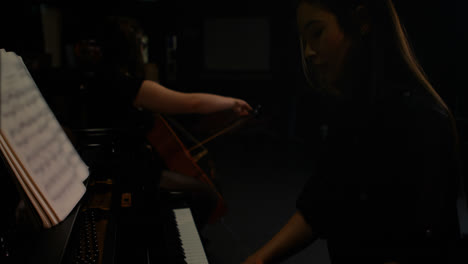 Dos-Mujeres-Tocando-Un-Violín-Y-Un-Piano