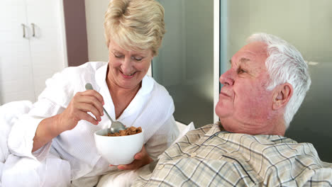 Ältere-Frau-Füttert-Ihren-Mann