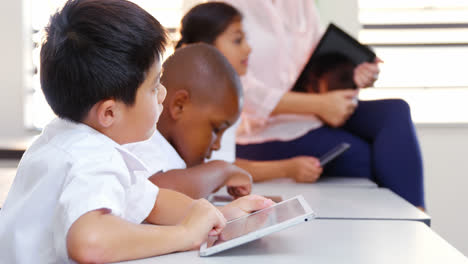 Niños-De-Escuela-Y-Maestros-Usando-Tableta-Digital-En-El-Aula