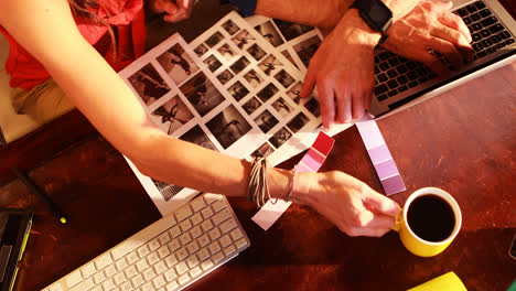 Graphic-designers-working-together