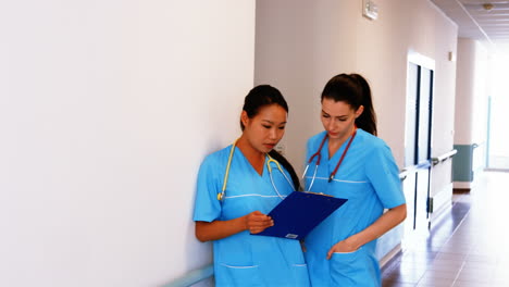Krankenschwestern-Betrachten-Zwischenablage