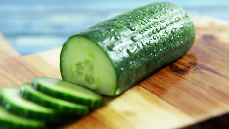 Sliced-cucumber-on-chopping-board