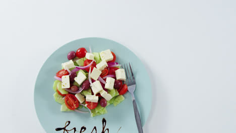 Salat-Mit-Text-Auf-Dem-Teller