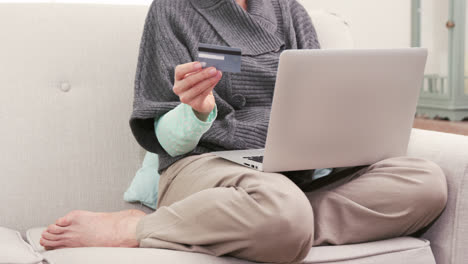 Frau-Kauft-Mit-Kreditkarte-Online-Ein