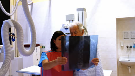 Ärztin-Bespricht-Röntgenbild-Mit-Patientin