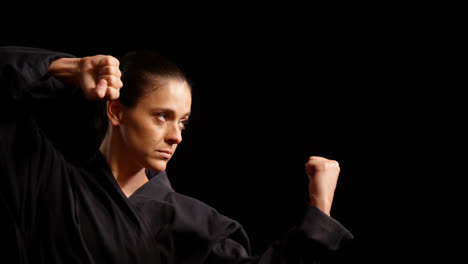 Karatespieler-Führt-Karatehaltung-Aus