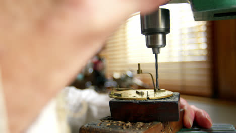 Relojero-Usando-Máquina-Perforadora