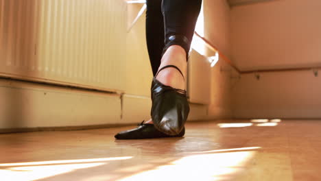 Bailarín-Practicando-Una-Danza-De-Ballet