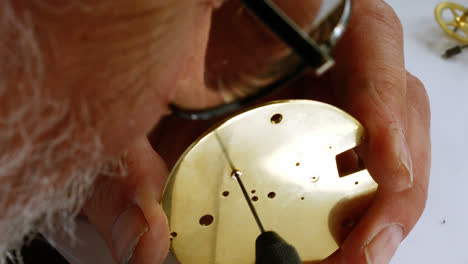 Uhrmacher-Repariert-Eine-Taschenuhr