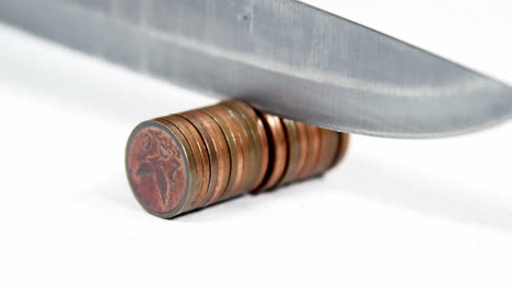 Messer-Schneidet-Reihe-Von-Münzen