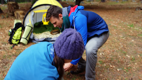 Hiker-couple-preparing-a-camp-fire