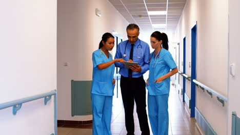 Arzt-Und-Krankenschwestern-Diskutieren-über-Digitale-Tablet