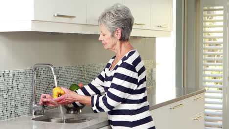 Ältere-Frau-Wäscht-Etwas-Gemüse