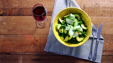 Salat-Mit-Rotwein-Auf-Holztisch