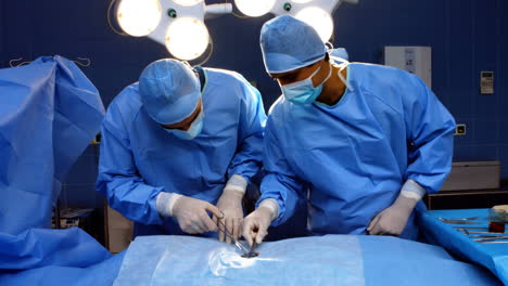 Cirujanos-Realizando-Operaciones-En-El-Quirófano.
