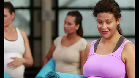 Pregnant-women-in-fitness-studio