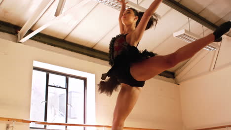 Ballerina-übt-Einen-Balletttanz