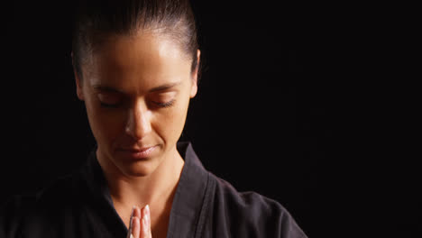 Karatespieler-In-Gebetshaltung