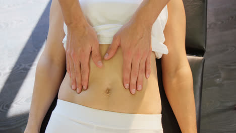 Physiotherapeut-Gibt-Einer-Patientin-Eine-Bauchmassage