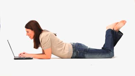 Casual-woman-laying-with-a-laptop