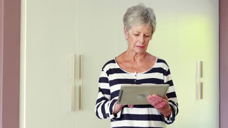 Senior-woman-using-her-tablet