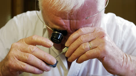 Nahaufnahme-Eines-Uhrmachers,-Der-Eine-Uhr-Repariert
