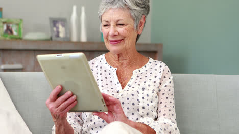 Ältere-Frau,-Die-Tablet-Verwendet