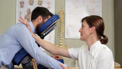Fisioterapeuta-Femenina-Dando-Masaje-En-El-Brazo-A-Un-Paciente