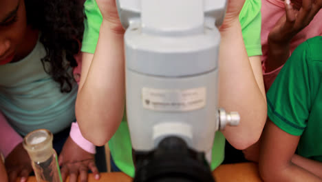 Klassenkameraden-Schauen-Durch-Ein-Mikroskop