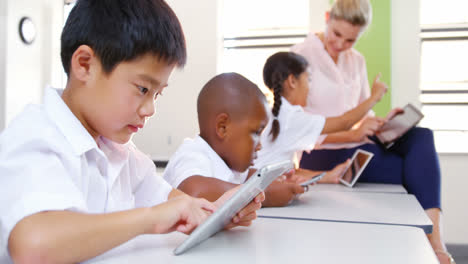 Schulkinder-Und-Lehrer-Verwenden-Digitale-Tablet-Im-Klassenzimmer