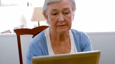 Ältere-Frau,-Die-Ein-Digitales-Tablet-Verwendet