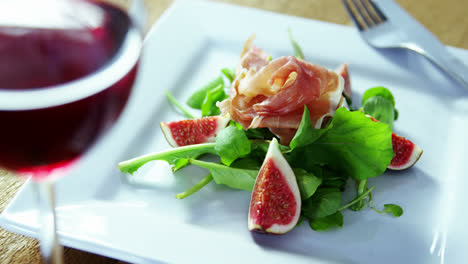 Salat-Mit-Rotwein-Auf-Teller-Serviert