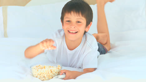 Ein-Kleiner-Junge-Isst-Popcorn-Vor-Dem-Fernseher