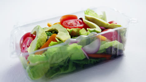 Frisches-Gemüse-Im-Plastikbehälter