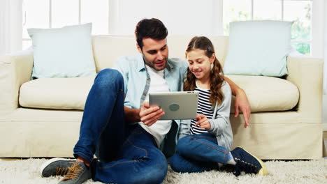 Vater-Und-Tochter-Nutzen-Digitales-Tablet-Im-Wohnzimmer