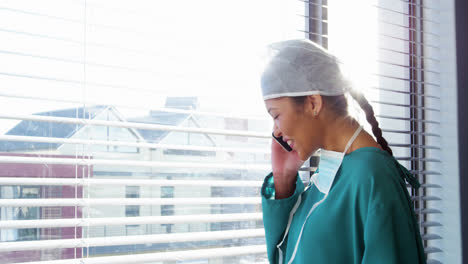 Krankenschwester-Telefoniert-Mit-Handy